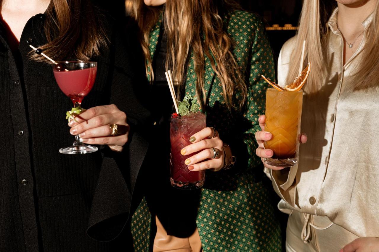 Verno House Budapest, Vignette Collection By Ihg Ngoại thất bức ảnh Three women holding cocktails