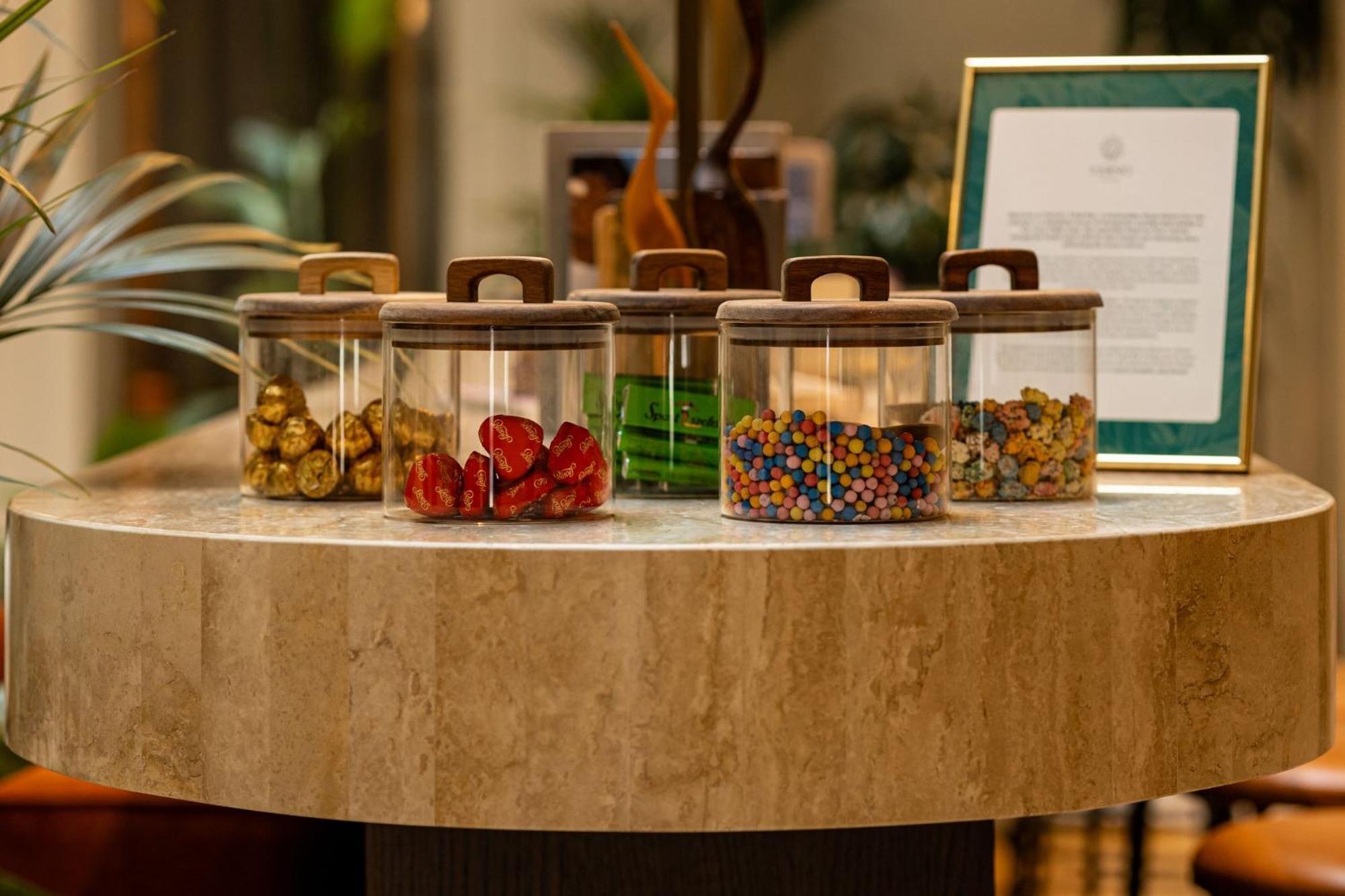 Verno House Budapest, Vignette Collection By Ihg Ngoại thất bức ảnh A selection of teas at the lobby of the Mandarin Oriental, Hong Kong