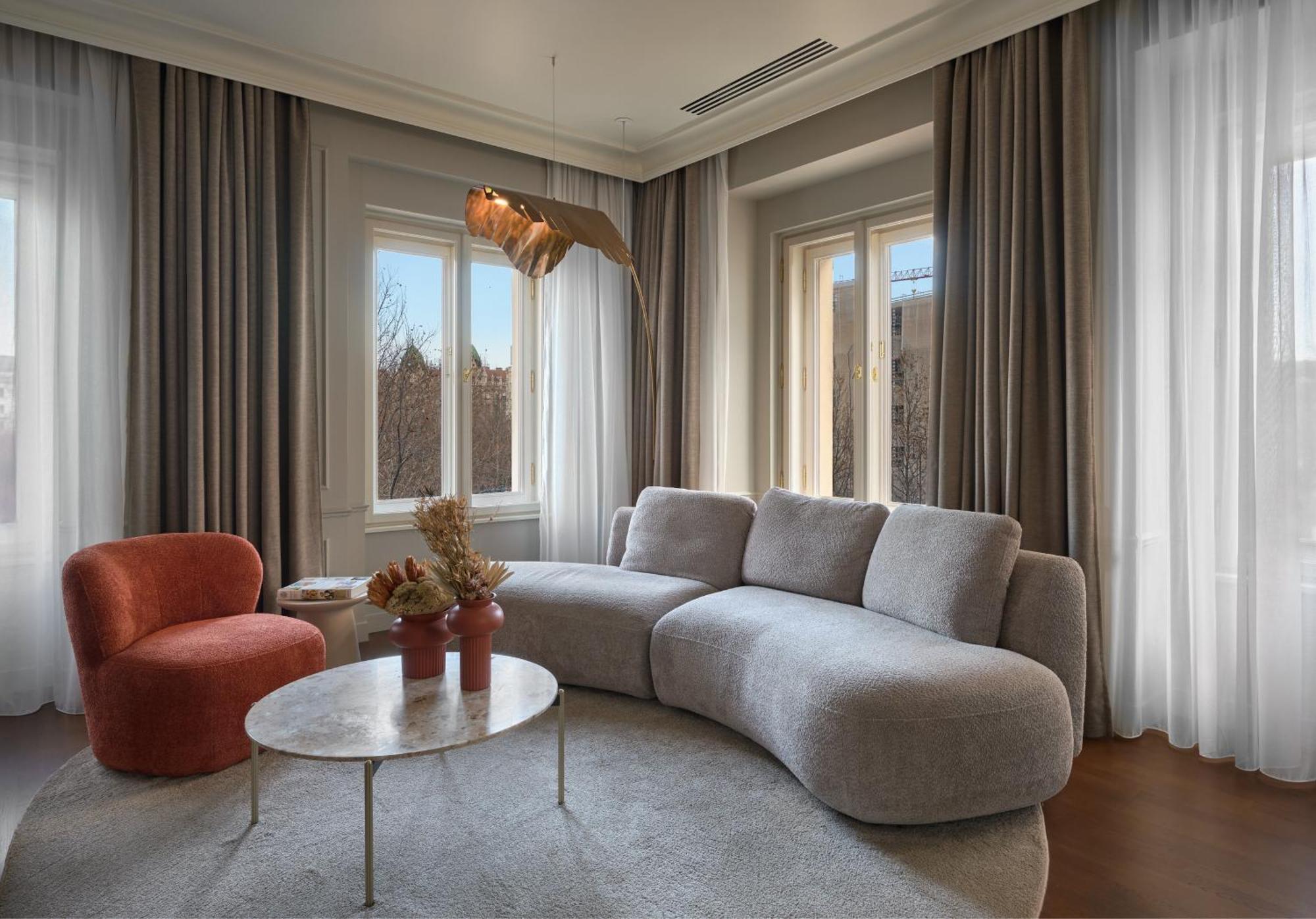 Verno House Budapest, Vignette Collection By Ihg Ngoại thất bức ảnh A living room with a sofa