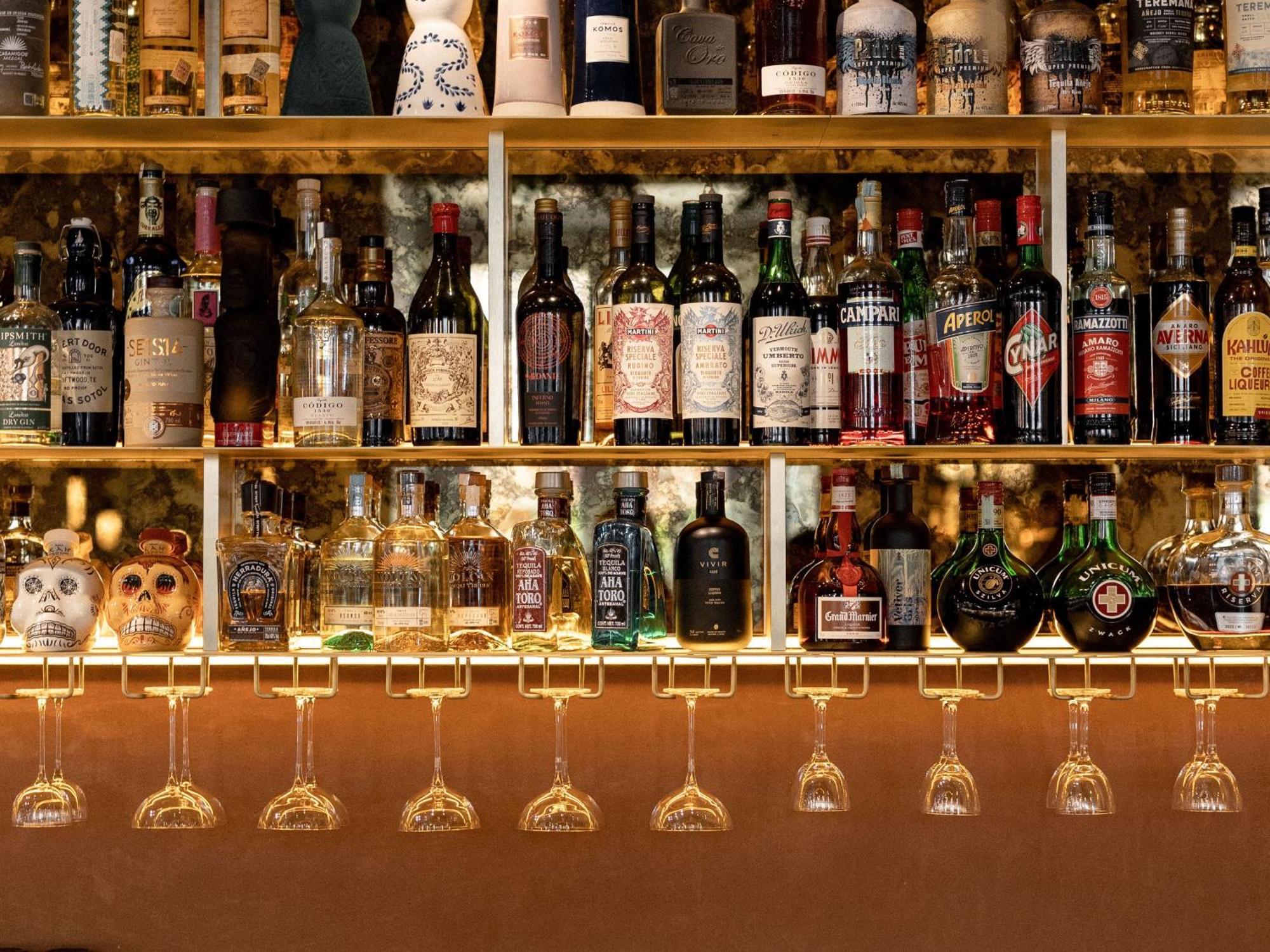 Verno House Budapest, Vignette Collection By Ihg Ngoại thất bức ảnh A selection of spirits